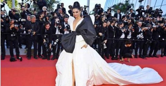 Deepika Padukone at Cannes 2022: Actor brings drama to red carpet in black  and golden ensemble