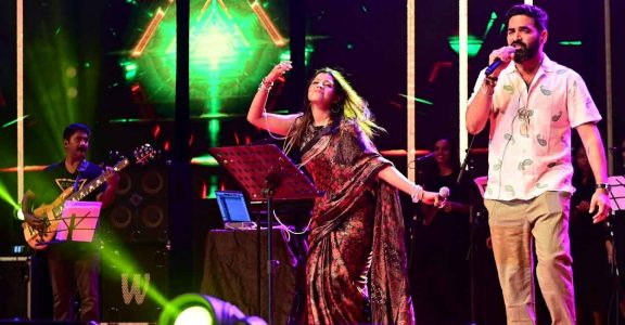 Gopi Sunder, Amrutha Suresh sing and groove on stage at Nishagandhi ...