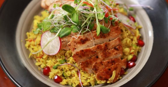 Cauliflower rice with grilled chicken: Try the dish for a variety