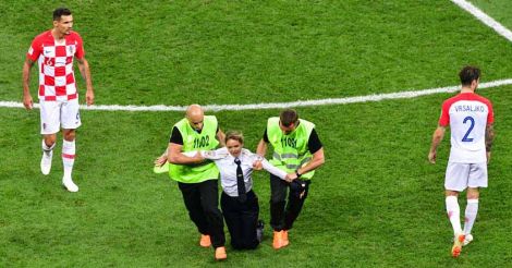 World Cup 2022: Portugal vs Uruguay halted as pitch invader storms