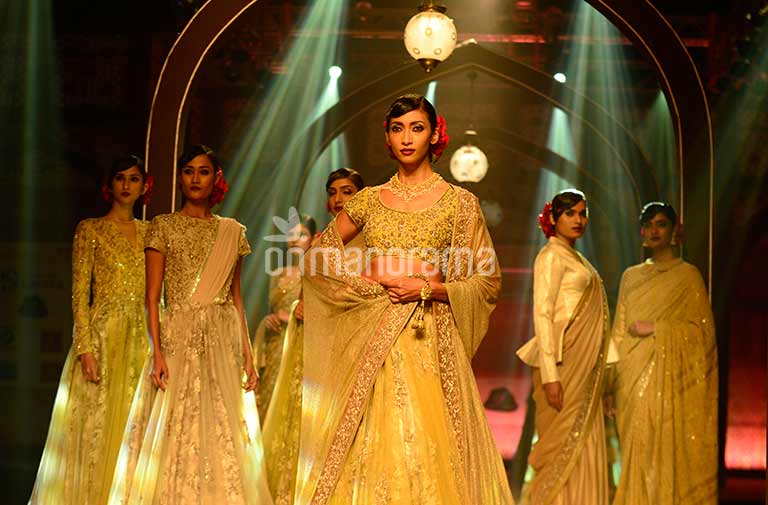 M4marry wedding week begins: Vikram Phadnis' collections steal the show ...