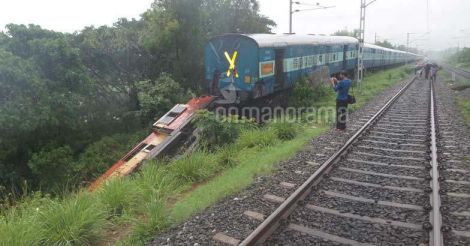Executive Express' engine derails in Kannur, loco pilot injured | pics | executive  express | kannur | derails | indian railways | ticket online | railways |  Kerala News | Regional News