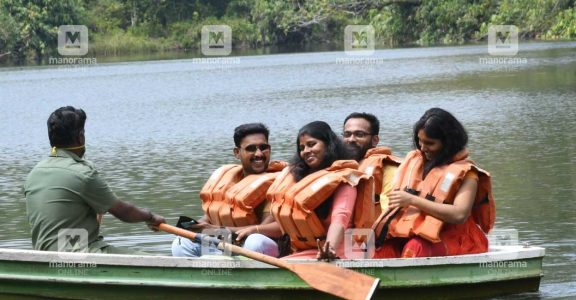 thirparappu falls boating