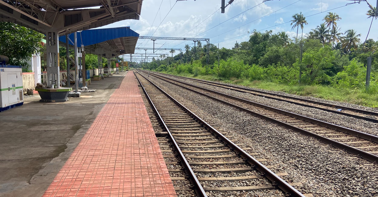 Just two buses connect the busy Kochuveli railway station to Thampanoor: Why?